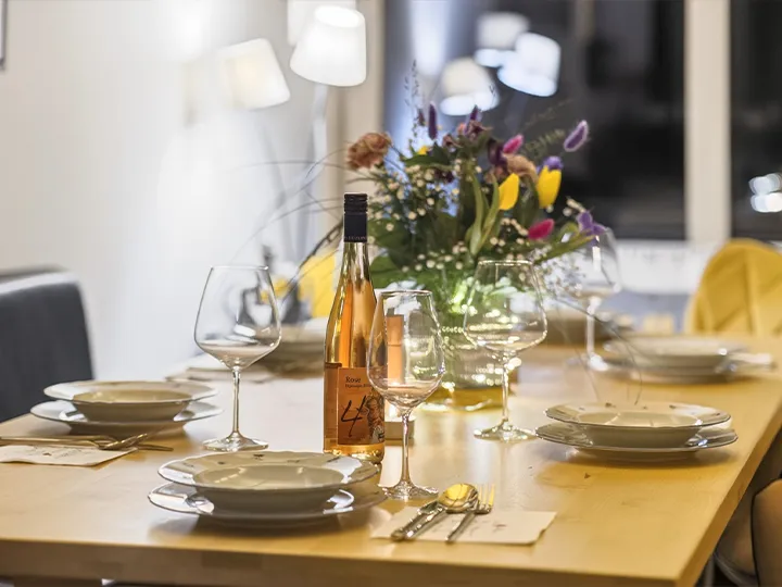gedeckter Tisch im Sommenplatzl - Wohnküche Ferienwohnung Radfeld